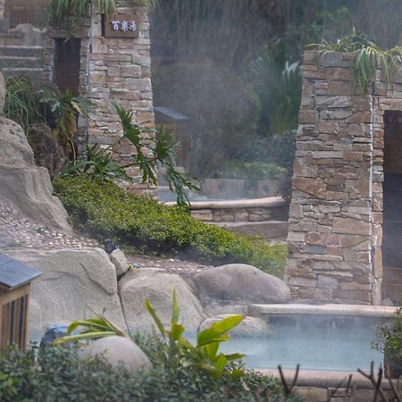 Howard Johnson Huashuiwan Hot Springs Resort Chengdú Exterior foto