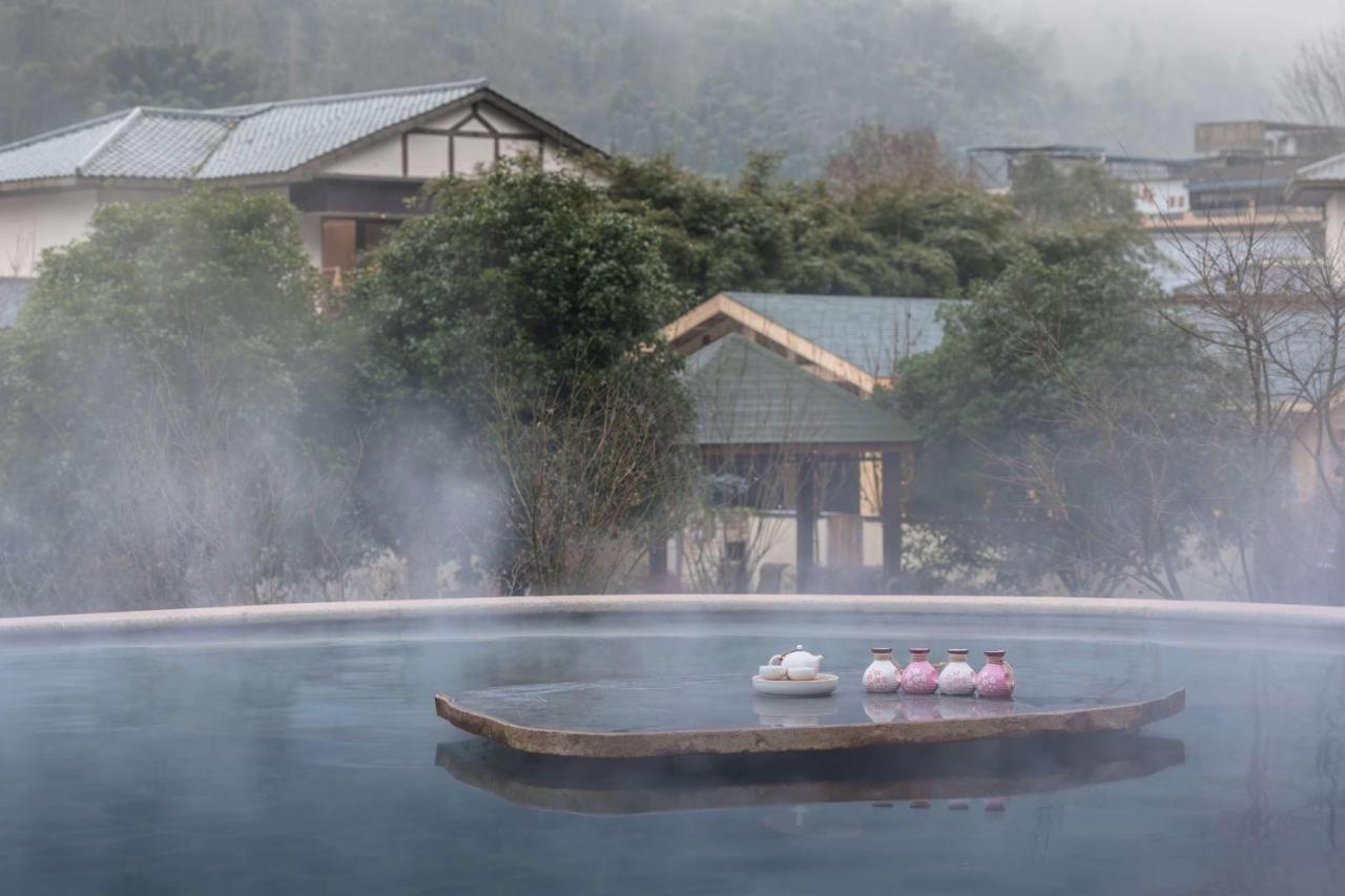 Howard Johnson Huashuiwan Hot Springs Resort Chengdú Exterior foto