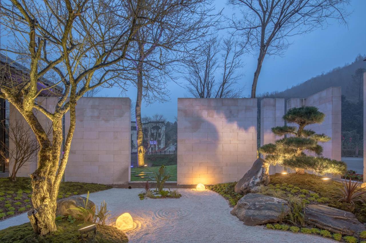 Howard Johnson Huashuiwan Hot Springs Resort Chengdú Exterior foto