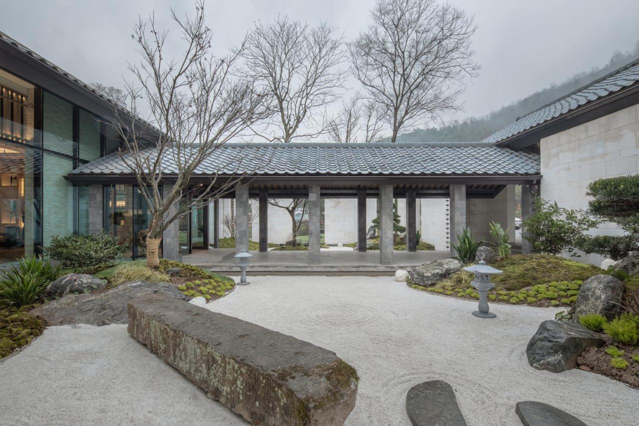 Howard Johnson Huashuiwan Hot Springs Resort Chengdú Exterior foto