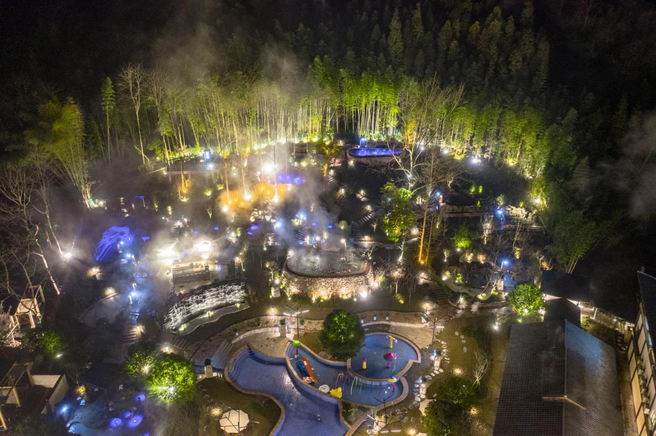 Howard Johnson Huashuiwan Hot Springs Resort Chengdú Exterior foto