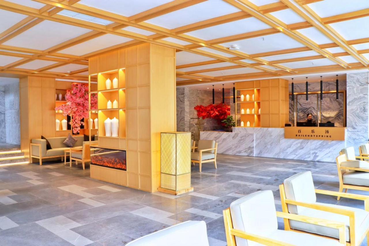 Howard Johnson Huashuiwan Hot Springs Resort Chengdú Exterior foto