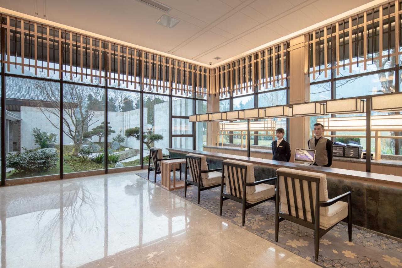 Howard Johnson Huashuiwan Hot Springs Resort Chengdú Exterior foto