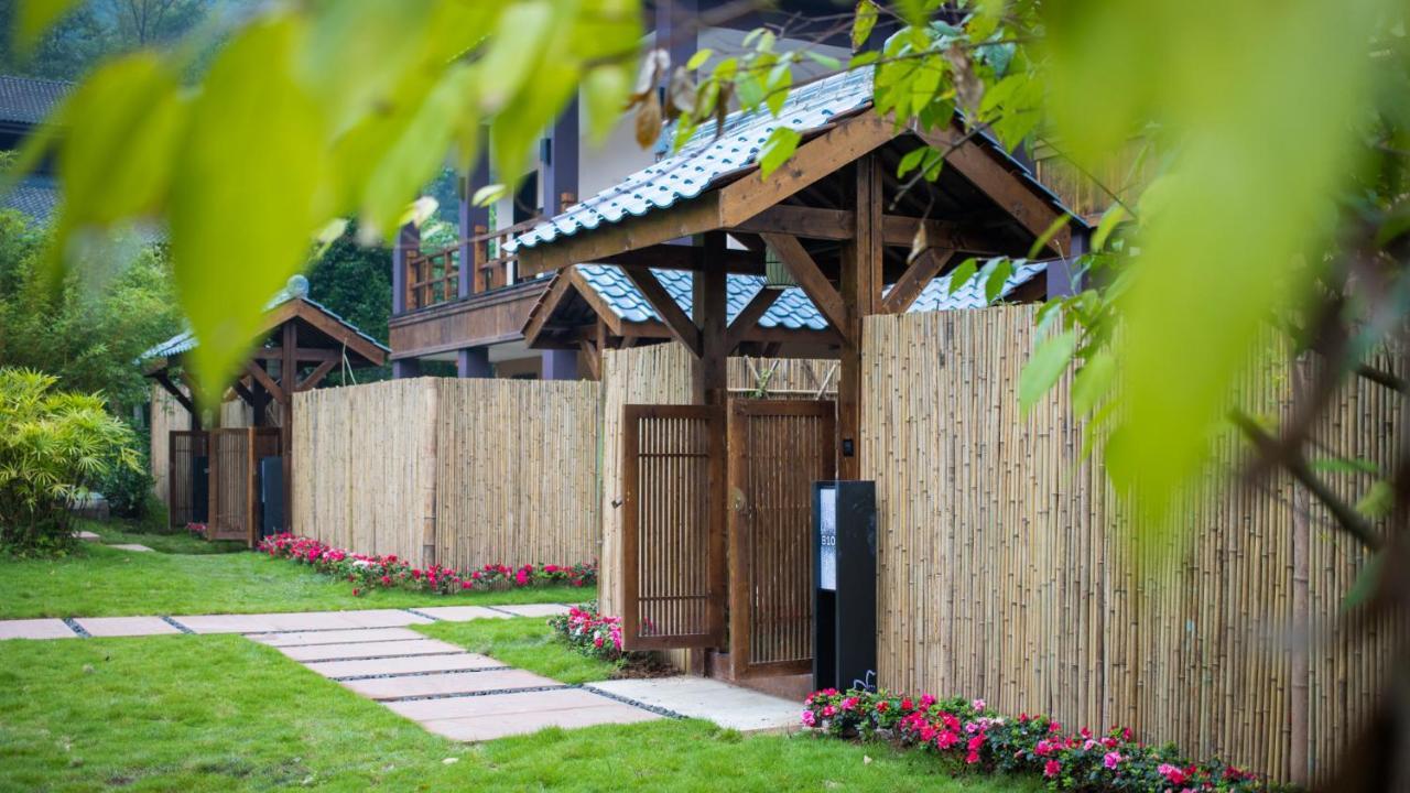 Howard Johnson Huashuiwan Hot Springs Resort Chengdú Exterior foto